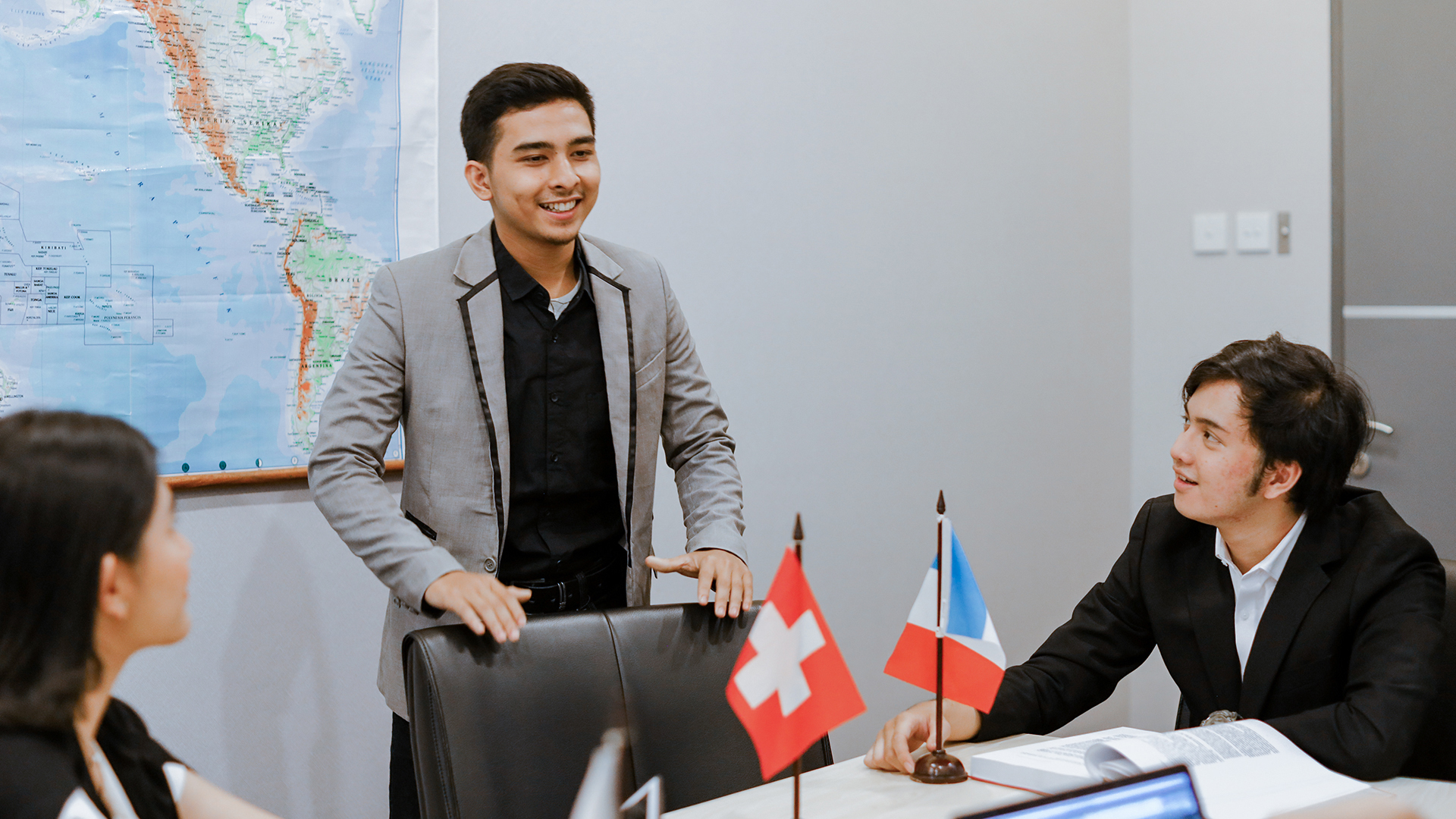 Membangun Koneksi Global: Peran International Office bagi Mahasiswa International Class